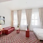 Amedia Plaza Hotel 4*